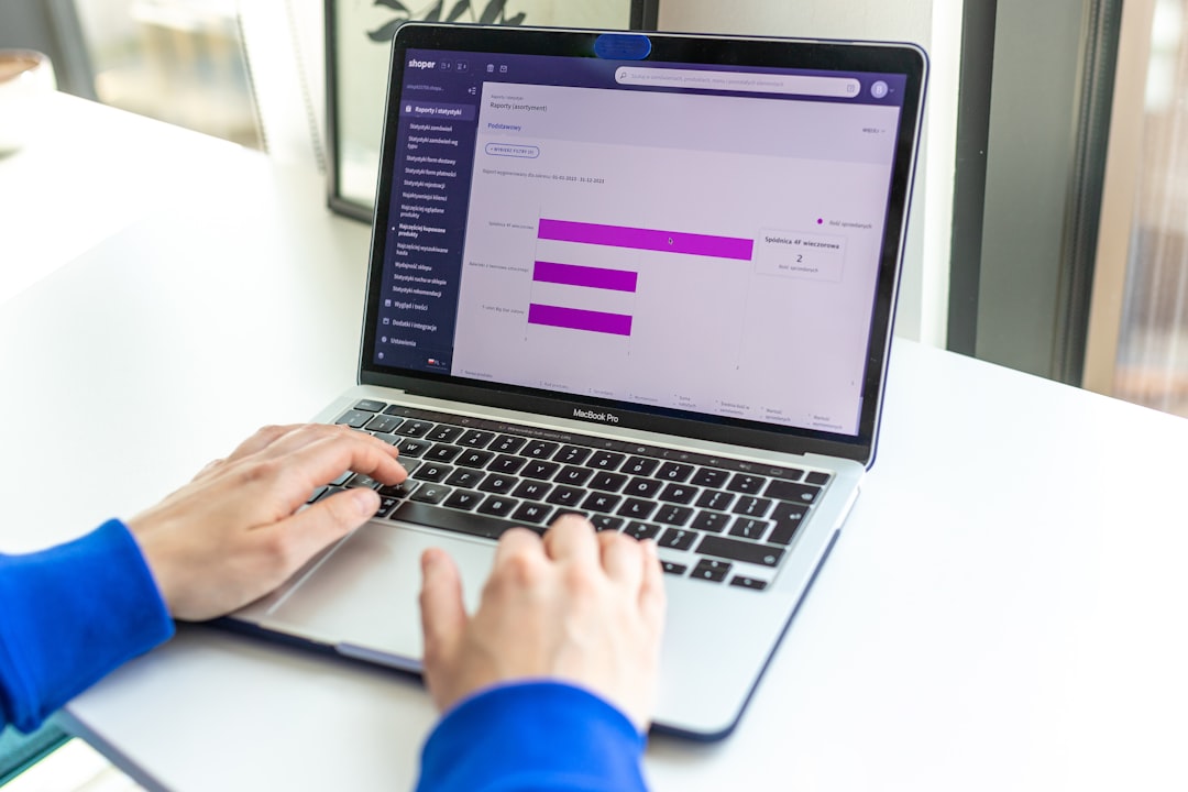 1. アクセンチュア、AIエージェントで働き方革新 (unsplash)