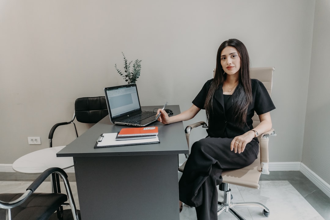 1. LLMの企業導入本格化でLLMOの重要性が急上昇! (unsplash)